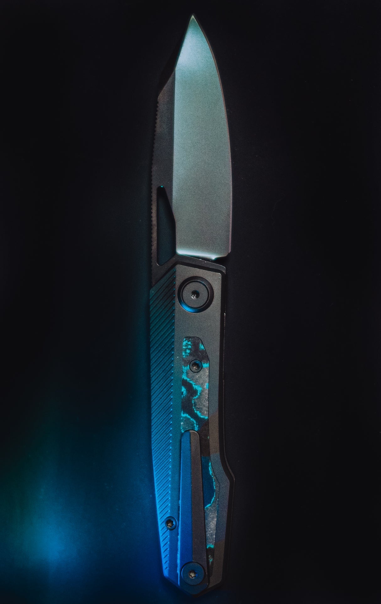 Divo Knives Dark Mode Saloon